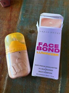 New Urban Decay Face Bond Luminizer Highlighter - PCH shade